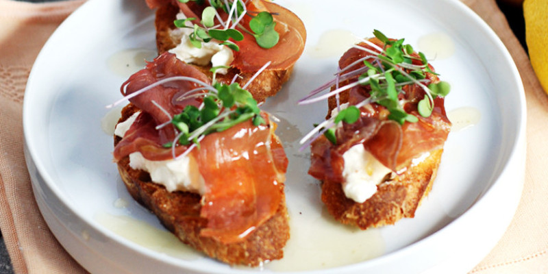 Crostini con bacon e burrata